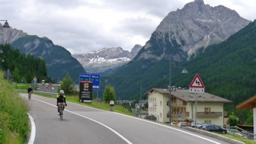 Sella Ronda Bikeday,de weg is vandaag alleen voor fietsers.