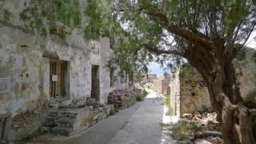 Een straat op Spinalonga, een dorp voor de leoprozen .