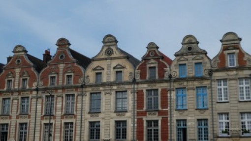 De gevels van de huizen aan de Place des Heros.