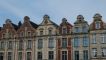 De gevels van de huizen aan de Place des Heros.