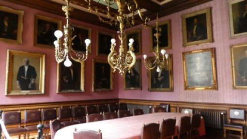 Salon met nog werkende gaslampen.