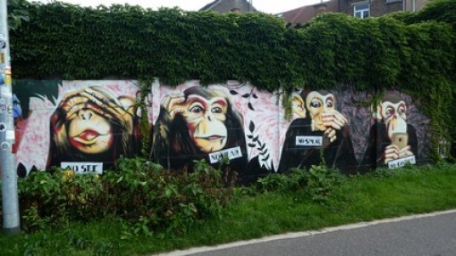 Muurschildering van 4 aapjes.
