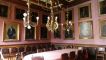 Salon met nog werkende gaslampen.