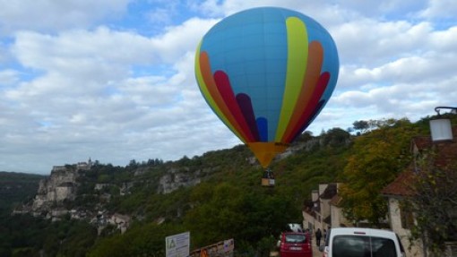 Sommigen gaan net over de bomen en huizen van l'Hospitalet.