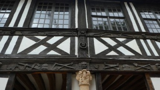De huizen hebben details die met de dood te maken hebben.