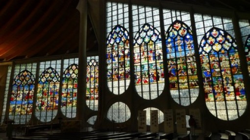 De oude glas-in-lood ramen van de Saint-Vincent kerk.