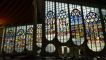 De oude glas-in-lood ramen van de Saint-Vincent kerk.