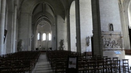 Notre Dame de Nantilly met rechts  bas-reliëf..