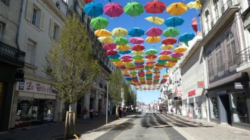 Versierde winkelstraat.