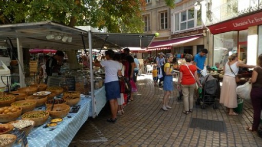 De zaterdag markt op het plein.