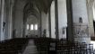 Notre Dame de Nantilly met rechts  bas-reliëf..