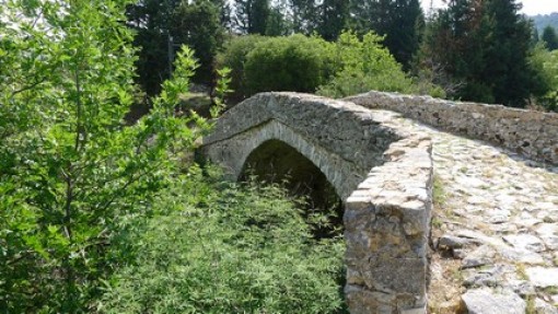 De brug over het water die het Christelijk deel scheidde van het Turkse deel van het dorp.