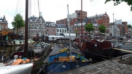 De boten liggen soms dwars aan de kade .