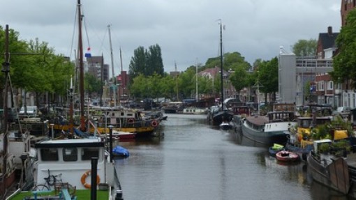 Veel boten in de grachten in het centrum.