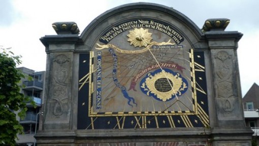 De binnenkant van de poort met de mooie zonnewijzer.
