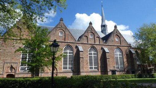 De grote of Jacobijnerkerk, kerk van de Nassause stadhouders.