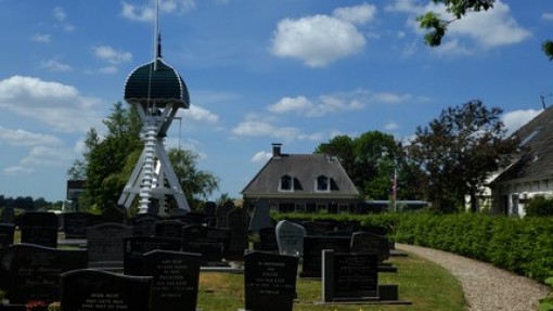 Een klokkenstoel achter de kerk van Broek.