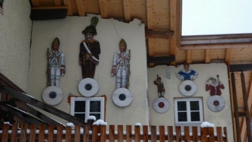 Schietschijven op de gevel van een huis.