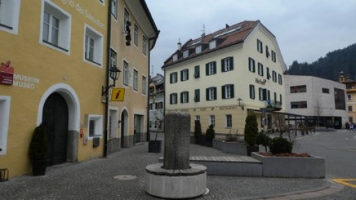 De mijlsteen van St.Lorenzen die de afstand naar Lienz aangeeft..