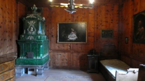 Kamer met een Majolica tegelkachel .