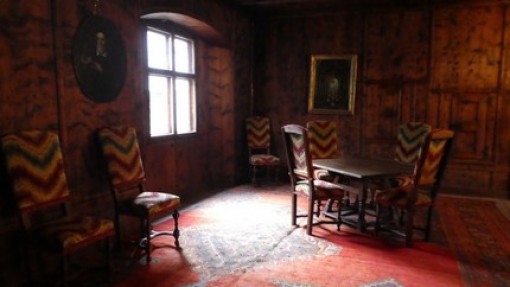 Veel kamers zijn met hout betimmerd.