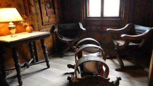 Ook weer een kamer met hout betimmerd.