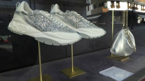 Leuk tasje voor 695 euro, de schoenen zijn maar 625 euro.