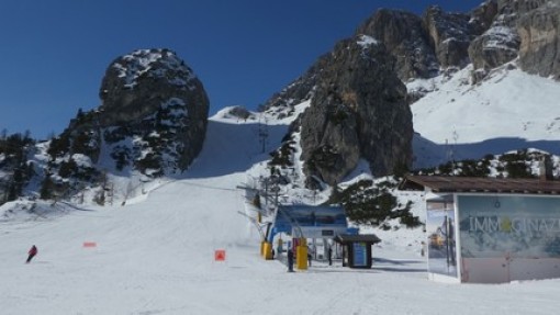 Skigebied Socrepes, met rechts het Tofana gebergte.