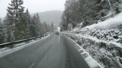 De terugreis via de Fernpas met sneeuw.