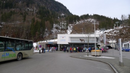 De skibus stopt voor de gondel.
