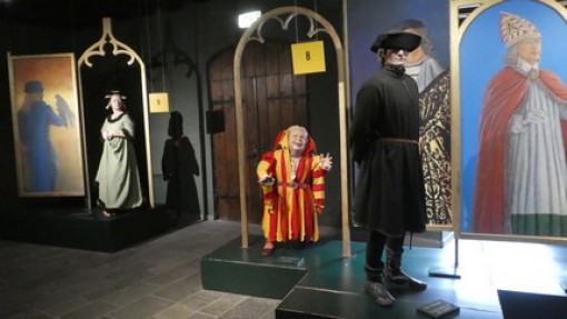Rechts de burchtheer, degenen die alles regelde en de belastingen inde.
