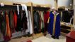 Heel veel verkleedkleren incl. hoeden en petten.