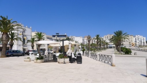 Het grote plein in Vieste.