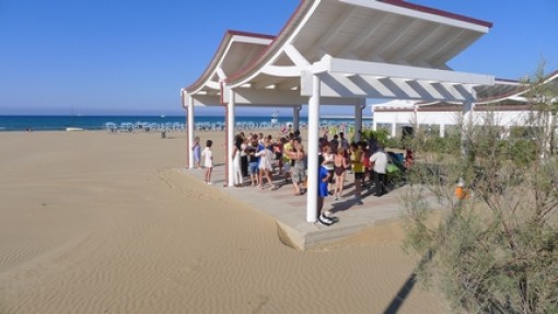 Dansen op het strand, animatie van de camping.