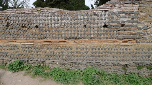 Mooie gemetselde muur in een van de thermen.