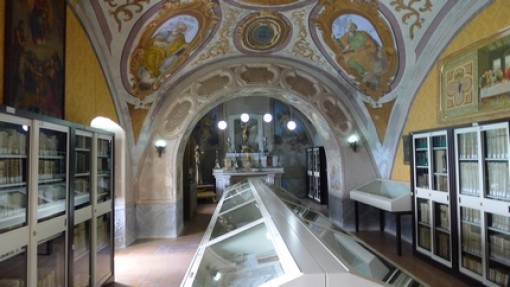 De bibliotheek ook beneden in de Abdij S.Michele Arcangelo.