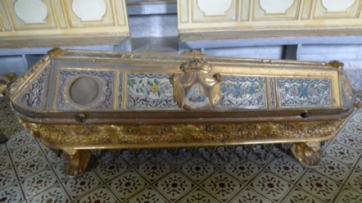 Houten sarcofaag in de beneden kapel van de Abdij S.Michele Arcangelo.