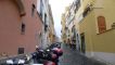 De scooter is hèt vervoermiddel op Procida.
