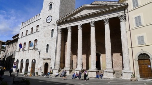 Piazza del Commune met de Romeinse tempel uit de 1ste eeuw v.Chr. Nu omgebouwd tot kerk.
