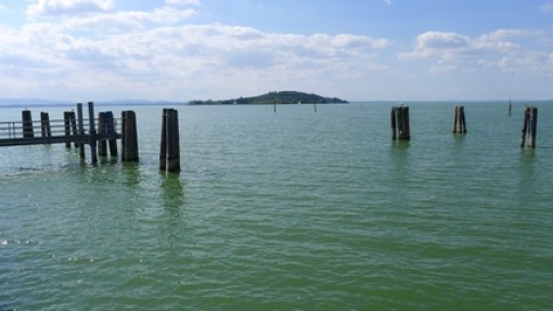 Vanuit S.Feliciano kun je met de boot naar het eiland Polvese.