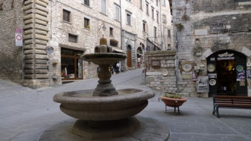 Het einde van de Corsa dei Consoli staat de Fontana dei Matti op een klein pleintje.