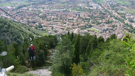 De kabelbaan brengt je omhoog naar de basiliek Sant Ubaldo.