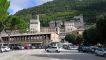 Gubbio, vooraan de weversgalerij,daarboven Palazzo dei Consoli, rechts boven de Dom.