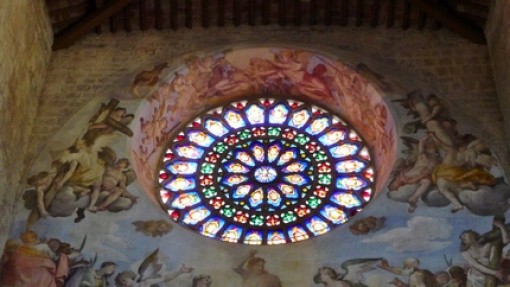 Het rozetvenster van de kathedraal met de fresco's.