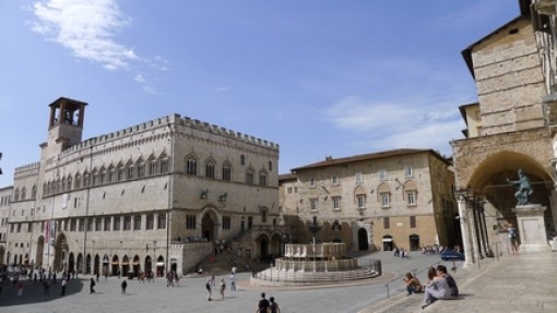 Piazza IV Novembre, hèt plein in het oude centrum van Perugia, links het palazzo dei Priori.
