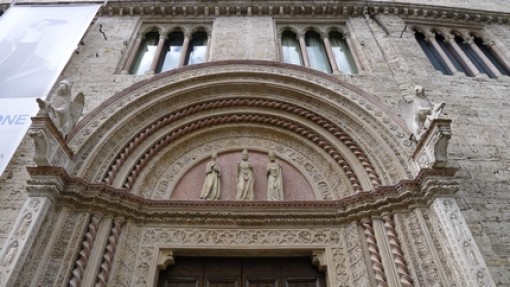 Detail van de ingang van het Palazzo dei Priori.